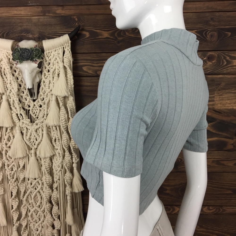 Audrey 3+1 | Ribbed Turtleneck Crop Top‎ - Picture 3 of 6